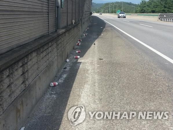 작년 고속도로 쓰레기 수거량 1만t…설 연휴 급증, 일평균 2배
