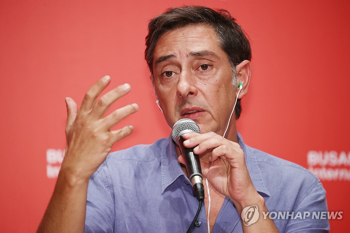 미겔 고메스 감독 "현실과 환상 다 보여주는 게 영화의 미덕" - 나무뉴스
