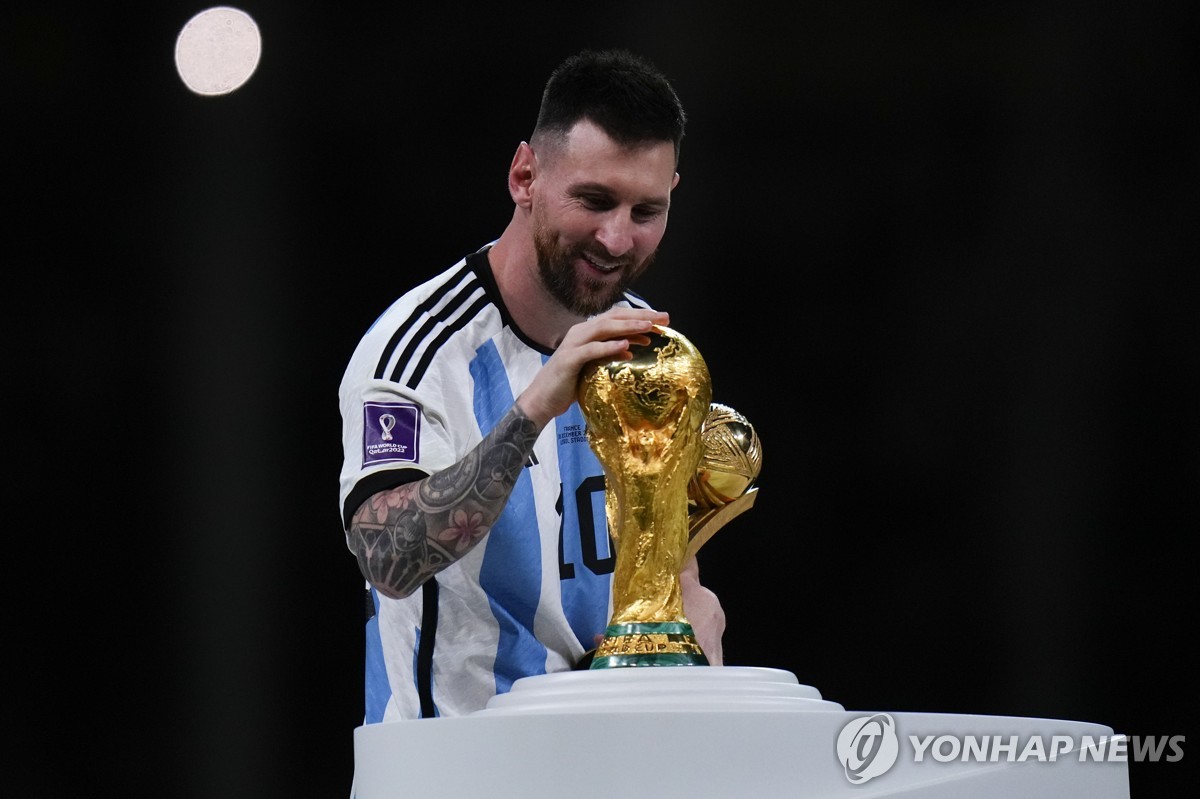 '축구의 신' 메시, '냅킨 계약' 소년에서 1조5천억원 갑부로