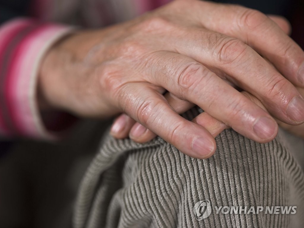 노인 10명 중 8명 "생애말기에는 집에서 돌봄 받고 싶다"