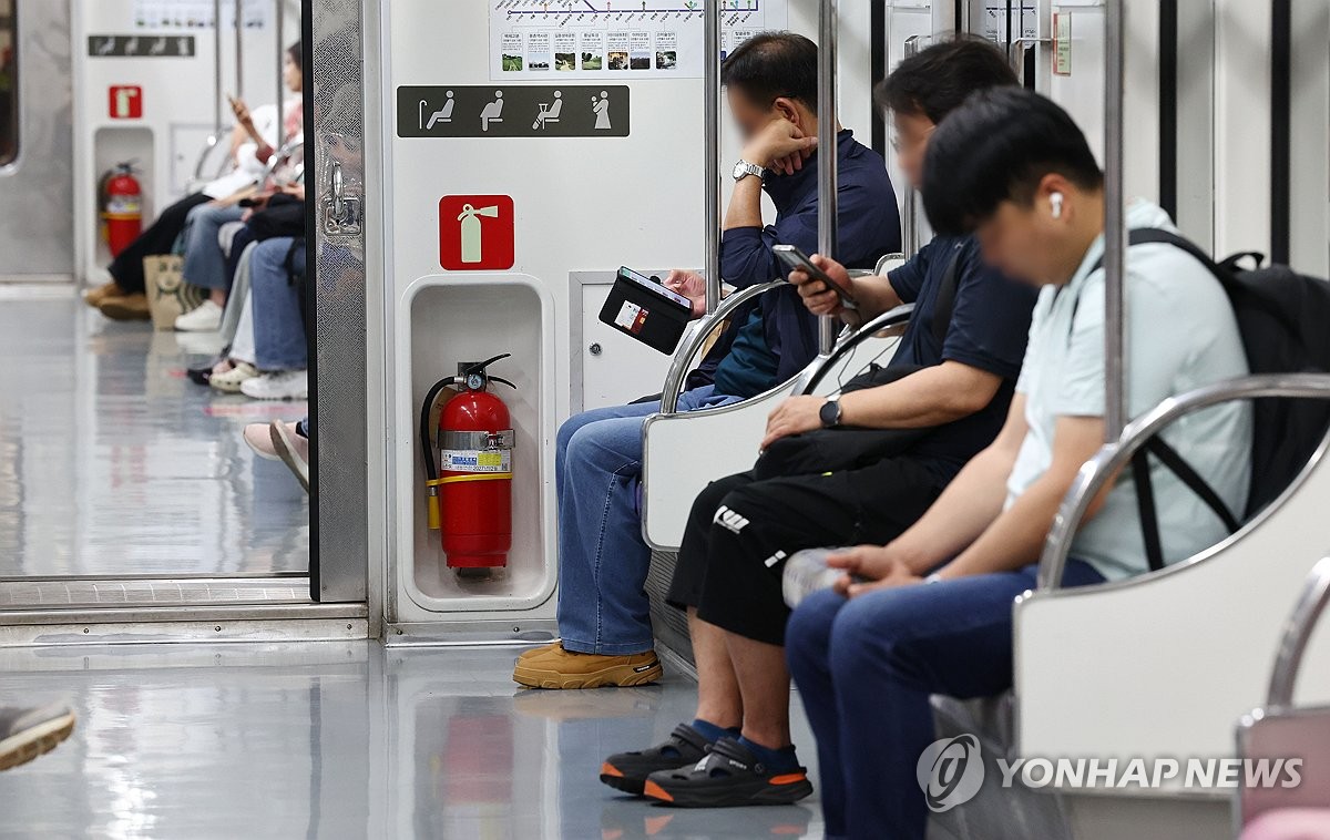 지하철 민원 80%가 냉난방 문제…폭염 속 '온도 전쟁' 해법 고심
