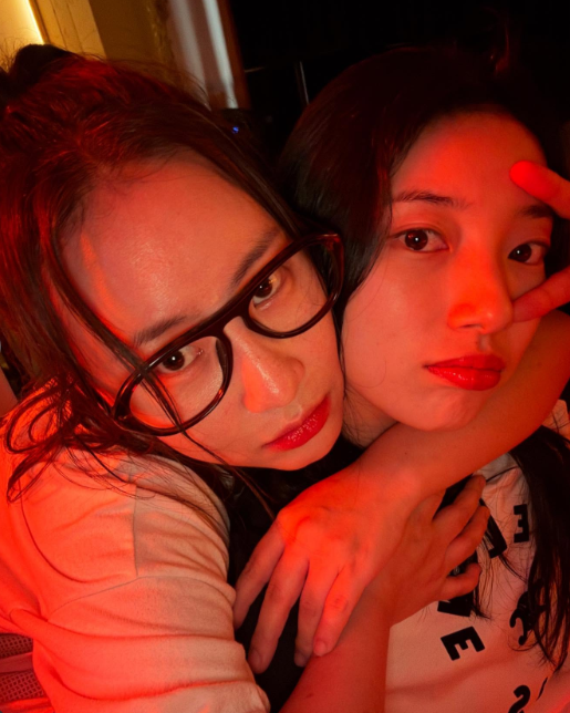 수지, 분장 필요 없는 "뱀파이어" 비주얼…'절친' 조현아, 딱 붙어 '애정 과시' [★해시태그]