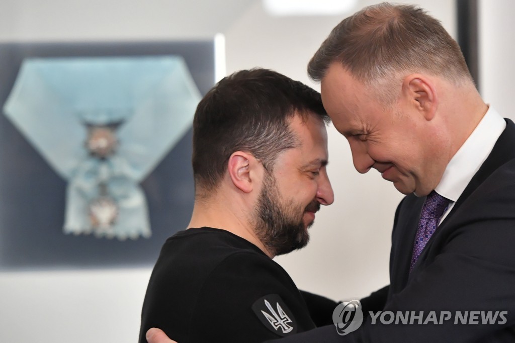 폴란드 "젤렌스키 훈장 박탈"…과거사 갈등 재점화