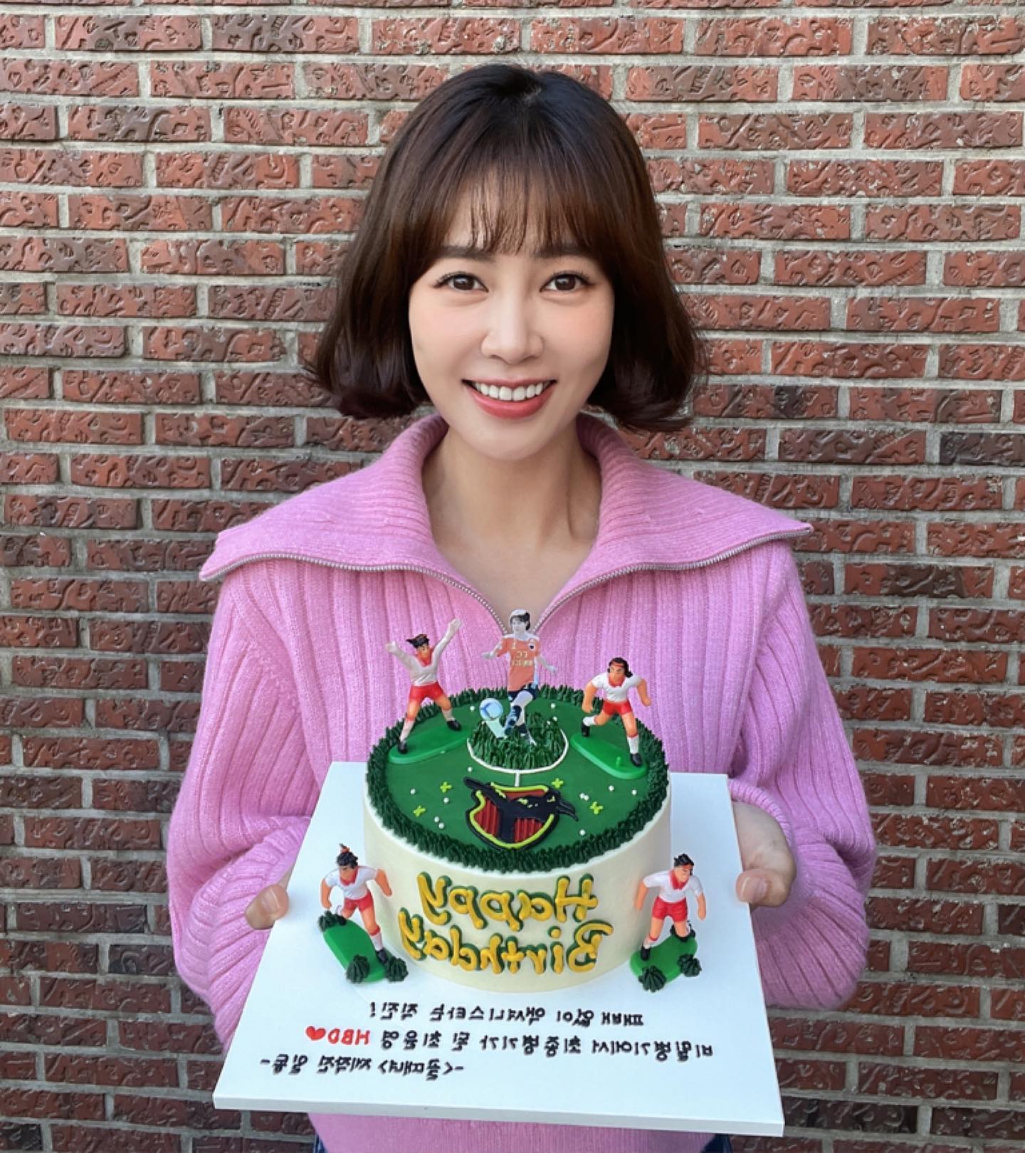 '골때녀' 최윤영, 제작진 선물에 활짝…&quot;잊지 못할 생일&quot; - 나무뉴스